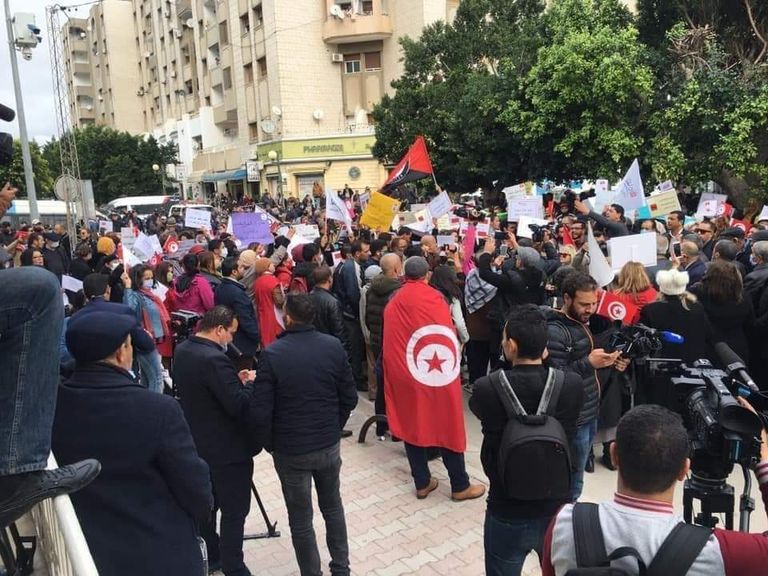 جانب من الوقفة الاحتجاجية أمام البرلمان التونسي