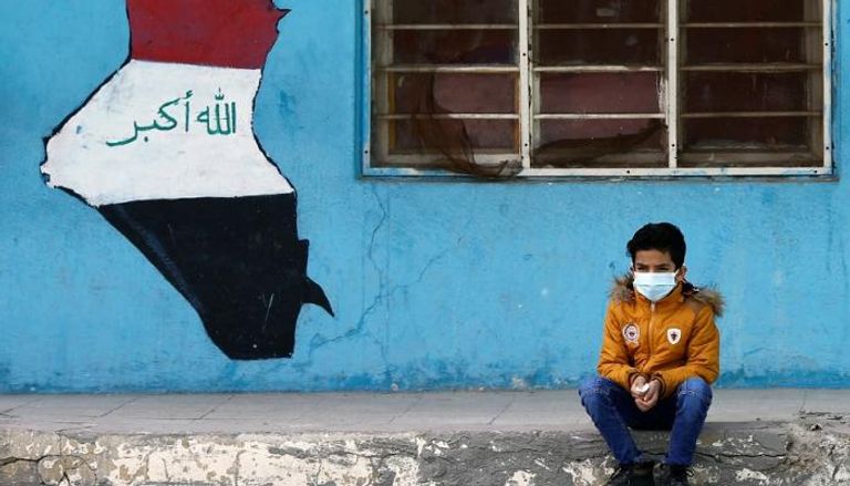 طفل عراقي يرتدي كمامة للوقاية من فيروس كورونا