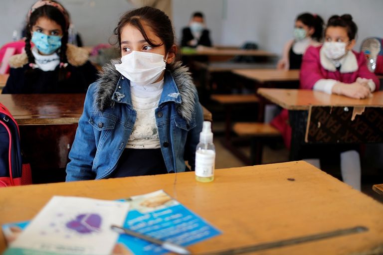 طفل عراقي يرتدي كمامة للوقاية من فيروس كورونا