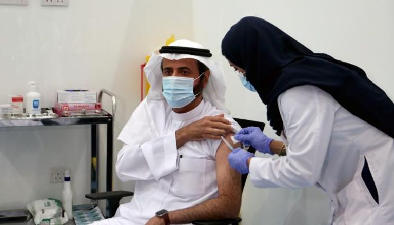 وزير الصحة السعودي يتلقى لقاح كورونا