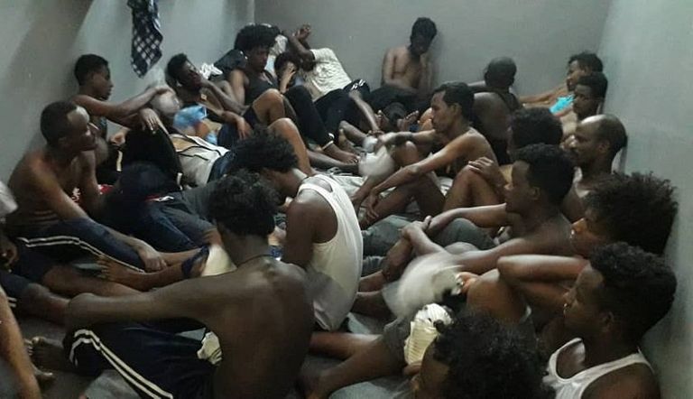 مهاجرون في أحد مراكز الاحتجاز بليبيا