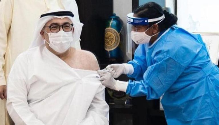 وزير الصحة الإماراتي يتلقى الجرعة الأولى من لقاح كورونا
