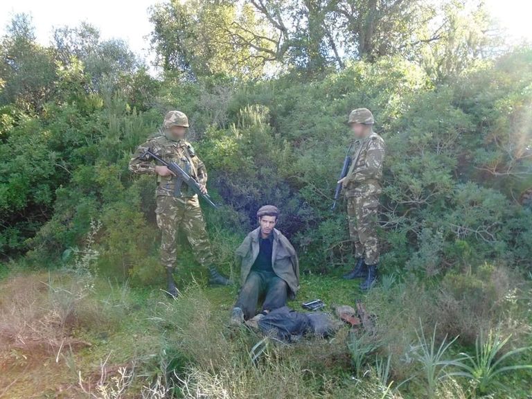 الإرهابي أبو الدحداح يتوسط جنديين جزائريين لحظة القبض عليه الإرهابي أبو الدحداح يتوسط جنديين جزائريين لحظة القبض عليه