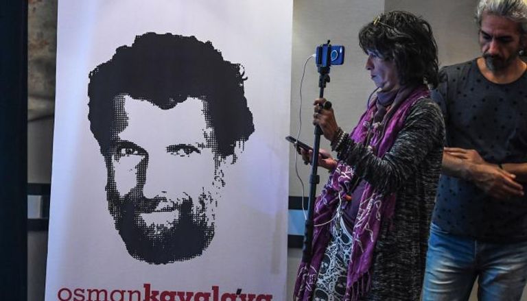 لوحة لعثمان كافالا خلال مؤتمر صحفي سابق لمحاميه الناشط ورجل الأعمال عثمان كافالا