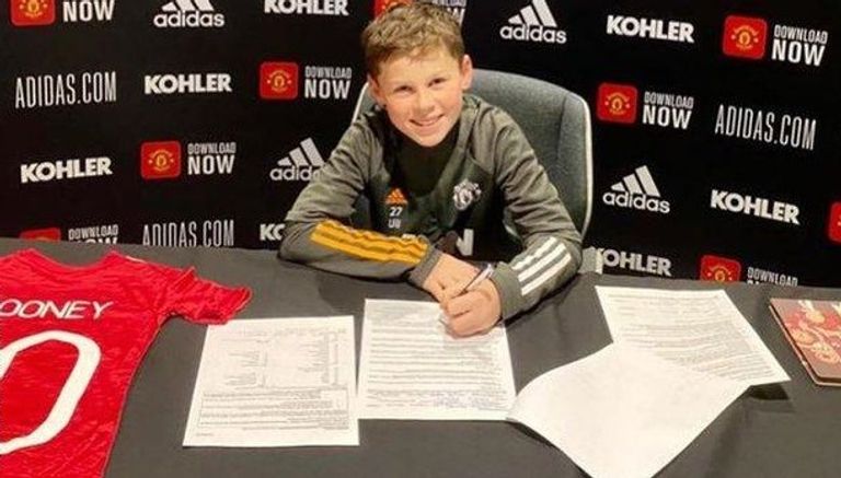 روني الصغير يوقع أول عقد مع مانشستر يونايتد واين روني قائد مانشستر يونايتد الأسبق