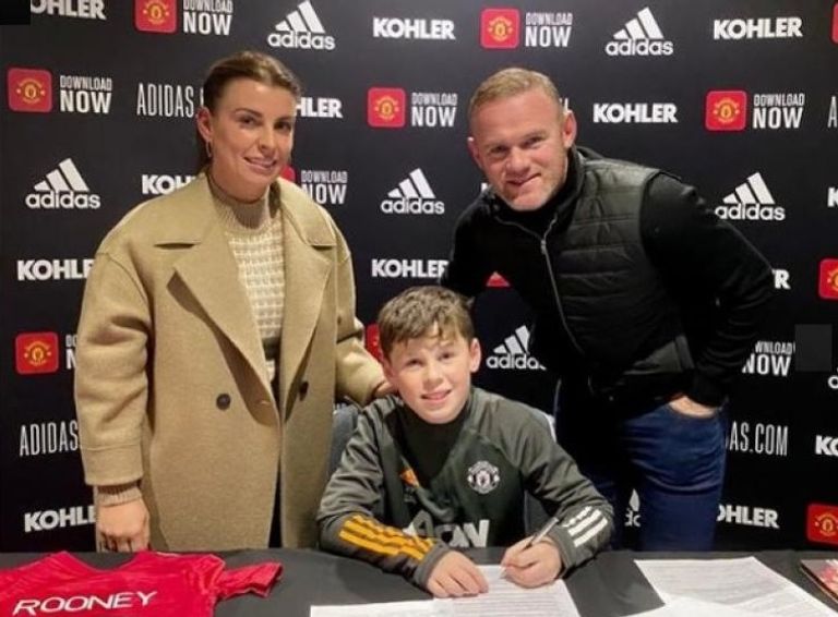 روني الصغير يوقع أول عقد مع مانشستر يونايتد واين روني قائد مانشستر يونايتد الأسبق