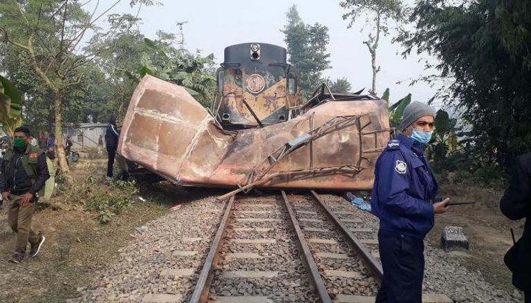 اصطدام قطار بحافلة ركاب في بنجلاديش