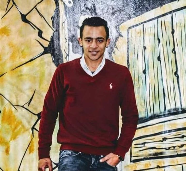 جون مدحت عقب نقله للمستشفى بعد الحادث