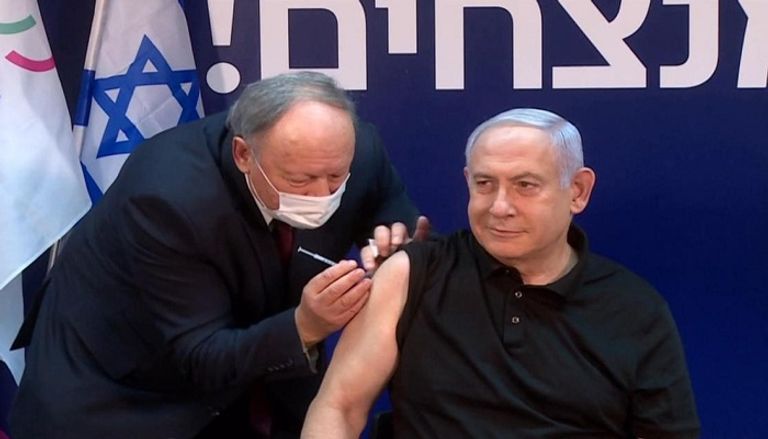 بنيامين نتنياهو خلال تلقي لقاح كورونا