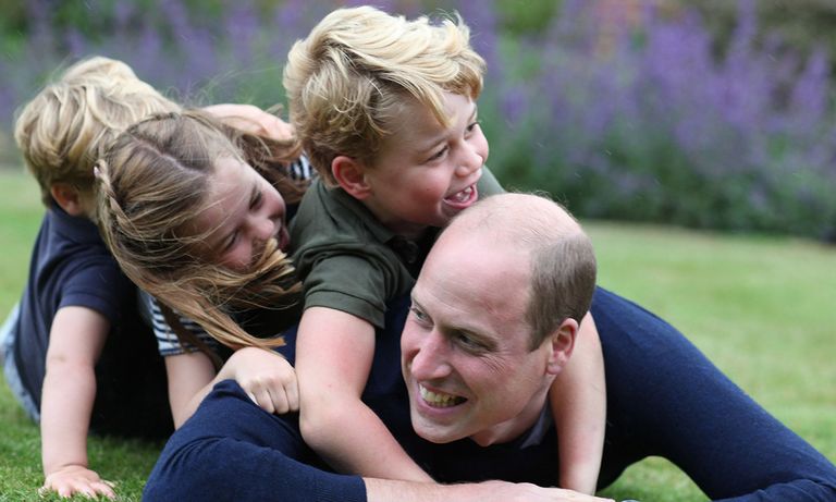 الأمير ويليام يلعب مع أبنائه، جورج وشارلوت ولويس دوقا كامبريدج مع أبنائها الـ3