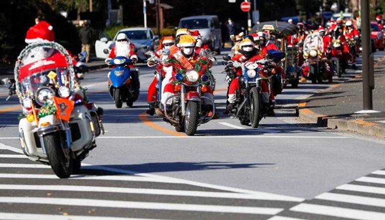 سائقو دراجات نارية في زي بابا نويل للتنديد بالإساءة للأطفال في طوكيو