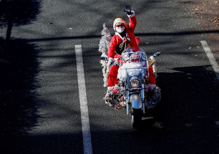 سائقو دراجات نارية في زي بابا نويل للتنديد بالإساءة للأطفال في طوكيو