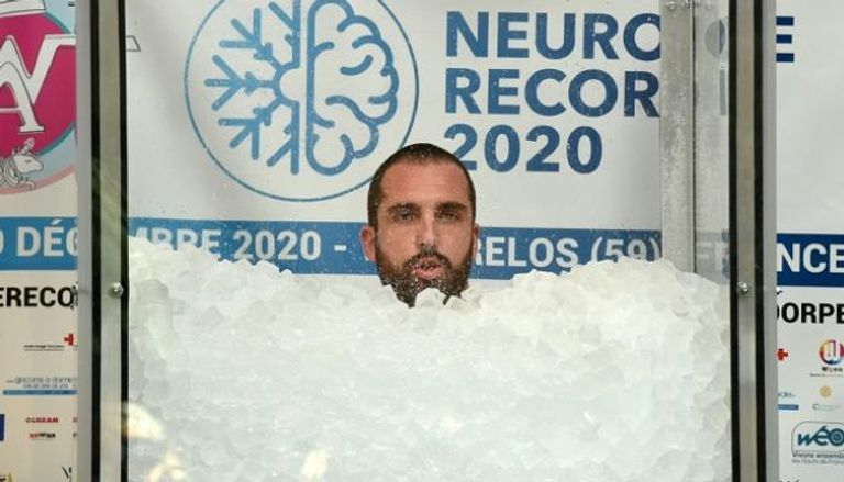 الفرنسي رومان فاندردورب داخل حجرة مغطاة بمكعبات جليد