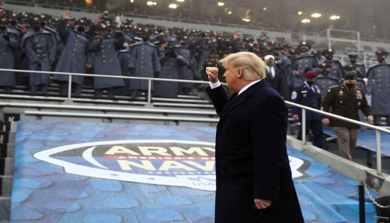 دونالد ترامب في احتفال سابق مع عسكريين - رويترز
