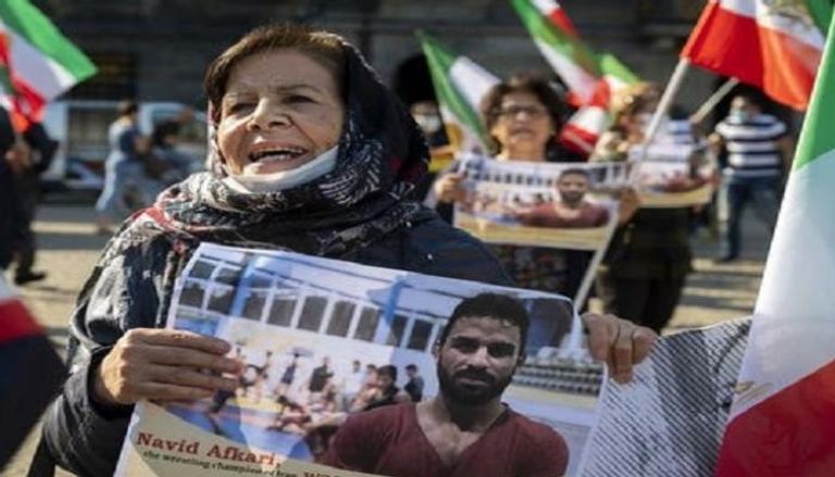 معارضون للنظام الإيراني ينددون بمقتل نافيد