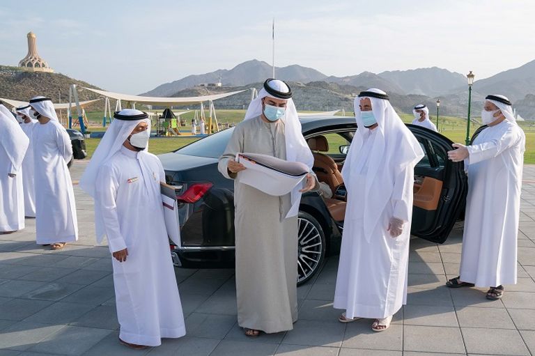 حاكم الشارقة يتفقد عددا من المشاريع الحيوية في خورفكان