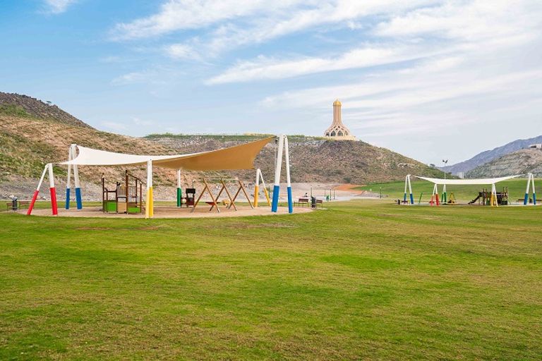 حاكم الشارقة يتفقد عددا من المشاريع الحيوية في خورفكان