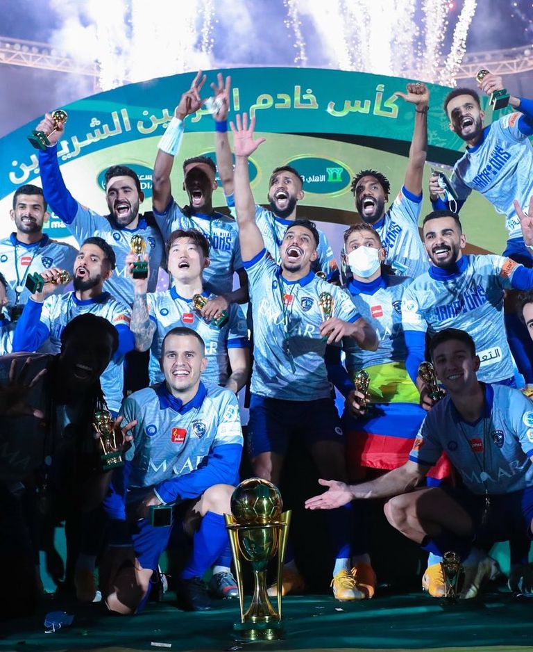 الهلال السعودي يحتفي بلقب كأس خادم الحرمين الشريفين من يتوج بلقب أفضل ناد عربي في 2020؟