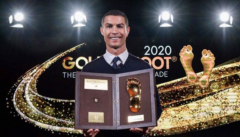 كريستيانو رونالدو نجم يوفنتوس يتوج بجائزة القدم الذهبية