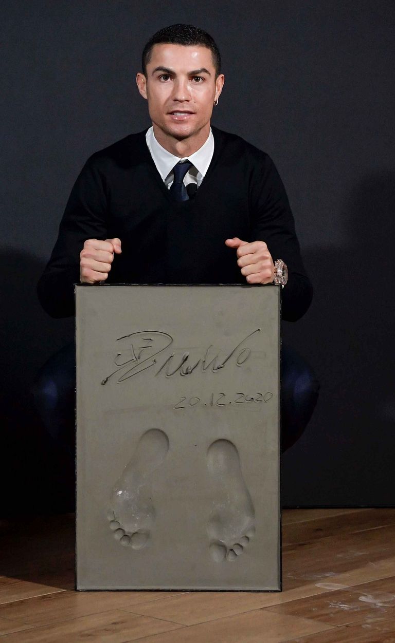 كريستيانو رونالدو نجم يوفنتوس يتوج بجائزة القدم الذهبية كريستيانو رونالدو نجم يوفنتوس يتوج بجائزة القدم الذهبية