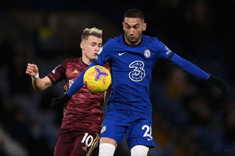 حكيم زياش خلال إحدى مباريات تشيلسي حكيم زياش بقميص تشيلسي