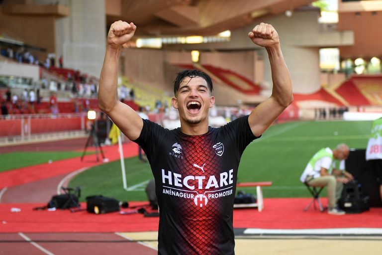 الجزائري زين الدين فرحات لاعب نيم الفرنسي البرازيلي نيمار دا سيلفا نجم باريس سان جيرمان