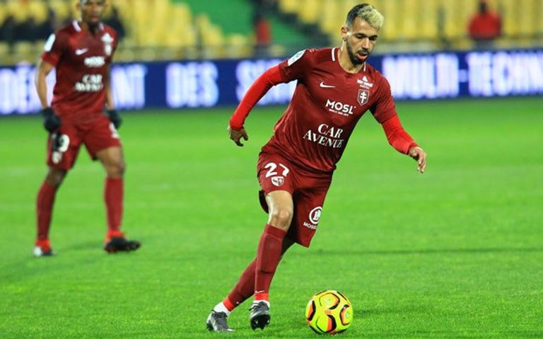 الجزائري فريد بولحية لاعب ميتز الفرنسي البرازيلي نيمار دا سيلفا نجم باريس سان جيرمان