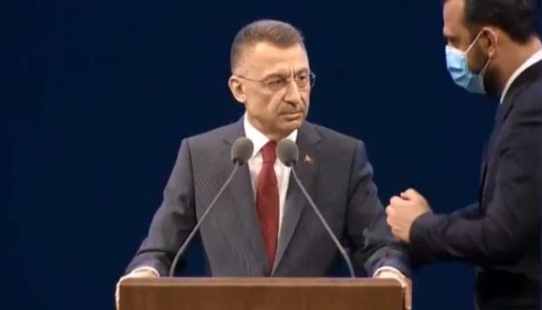 نائب أردوغان أثناء المؤتمر