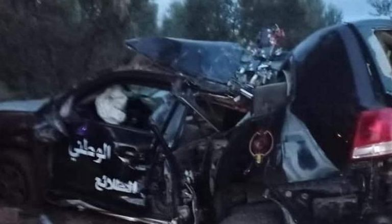 حطام سيارة بموقع حادث تعرض له موكب وزير الداخلية في تونس