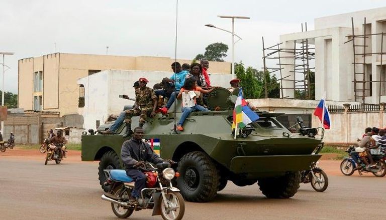 آلية عسكرية في أفريقيا الوسطى تحمل العلم الروسي