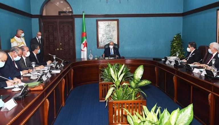 اجتماع سابق للرئيس الجزائري مع لجنة متابعة فيروس كورونا - أرشيفية