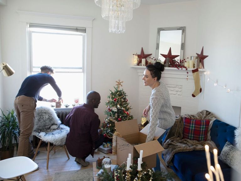 عائلة تقوم بتزيين شجرة الكريسماس تزيين شجرة الكريسماس يدفع إلى السعادة