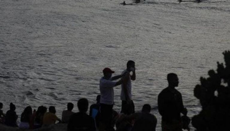 مواطنون في البرازيل يتجمعون في الشواطئ للاستمتاع رغم تفشي فيرو كورونا المستجد
