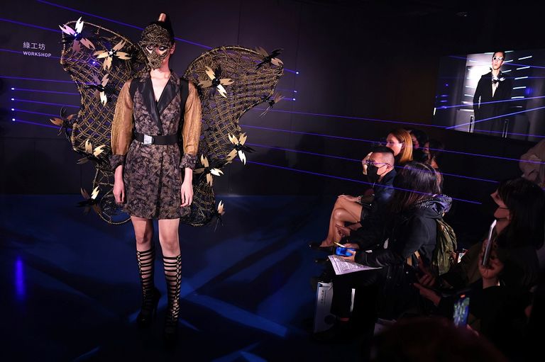  فساتين بمسامير وأسلاك أحدث صيحات الموضة في تايوان، حيث تقوم المصممة التايوانية "وانج لي-لينج" تعيد تدوير الأسلاك والمسامير القديمة لتُضيف ذوقا إضافيا لملابسها.