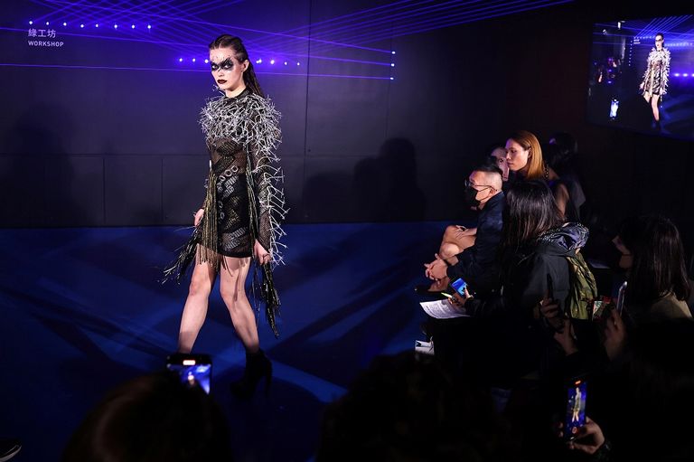  فساتين بمسامير وأسلاك أحدث صيحات الموضة في تايوان، حيث تقوم المصممة التايوانية "وانج لي-لينج" تعيد تدوير الأسلاك والمسامير القديمة لتُضيف ذوقا إضافيا لملابسها.