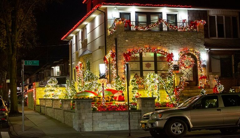 منزل مزين بأنوار الميلاد في حي دايكر هايتس