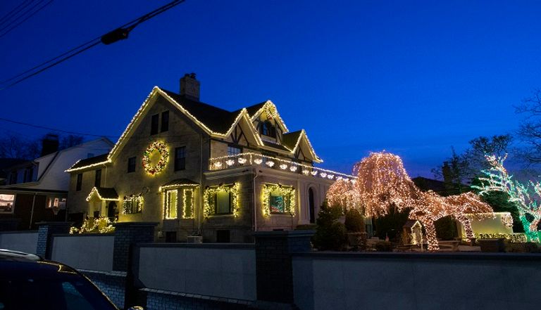 منزل مزين بأنوار الميلاد في حي دايكر هايتس