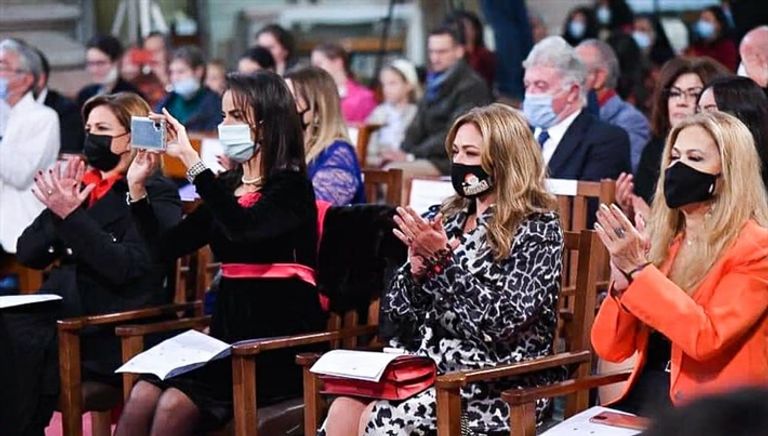 ليلى علوي، وإلهام شاهين، وإيمان سركسيان، في احتفالية الكريسماس بكنيسة سان جوزيف بالعاصمة المصرية القاهرة. الفنانة ليلى علوي، ترتدي الكمامة في احتفالية الكريسماس بكنيسة سان جوزيف بالعاصمة المصرية القاهرة.