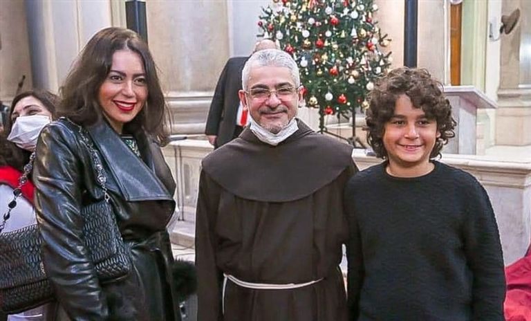 الفنانة المصرية لقاء الخميسي وابنها، يلتقطون الصور مع الأب بطرس دانيال، رئيس المركز الكاثوليكي للسينما، في احتفالية الكريسماس بكنيسة سان جوزيف بالعاصمة المصرية القاهرة. الفنانة ليلى علوي، ترتدي الكمامة في احتفالية الكريسماس بكنيسة سان جوزيف بالعاصمة المصرية القاهرة.
