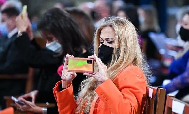 الفنانة المصرية، إيمان سركسيان، ترتدي الكمامة، وتلتقط صور، في احتفالية الكريسماس بكنيسة سان جوزيف بالعاصمة المصرية القاهرة. الفنانة ليلى علوي، ترتدي الكمامة في احتفالية الكريسماس بكنيسة سان جوزيف بالعاصمة المصرية القاهرة.