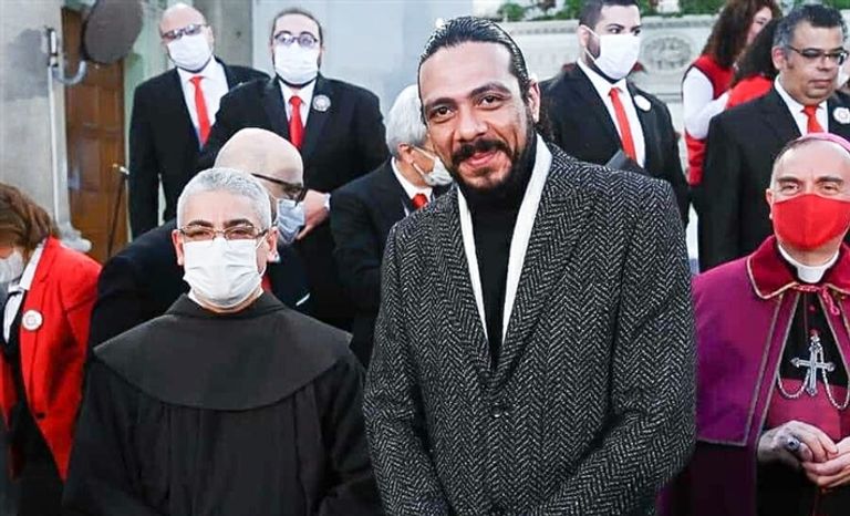 الفنان المصري، حمزة العيلي، يلتقط صورة مع الأب بطرس دانيال، رئيس المركز الكاثوليكي للسينما، في احتفالية الكريسماس بكنيسة سان جوزيف بالعاصمة المصرية القاهرة. الفنانة ليلى علوي، ترتدي الكمامة في احتفالية الكريسماس بكنيسة سان جوزيف بالعاصمة المصرية القاهرة.