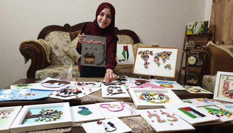 الفنانة نداء الشنطي تعرض أعمالها من فن لف الورق
