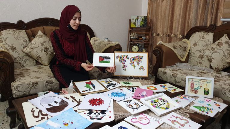 الفنانة نداء الشنطي تعرض أعمالها من فن لف الورق