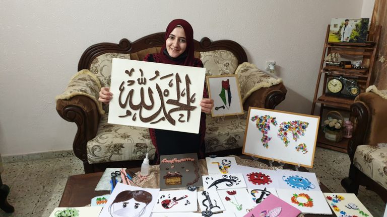 الفنانة نداء الشنطي تعرض أعمالها من فن لف الورق