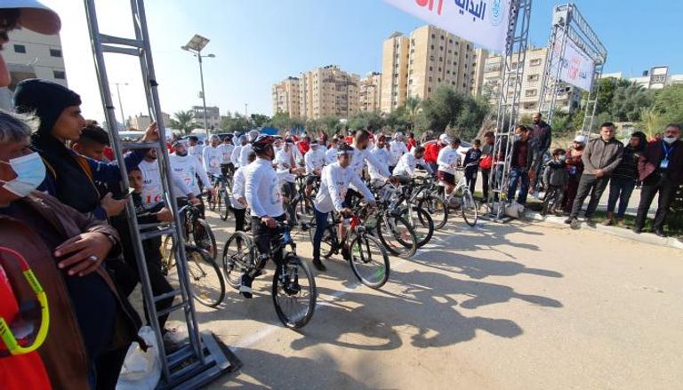 لحظة انطلاق سباق الدراجات لذوي البتر بغزة