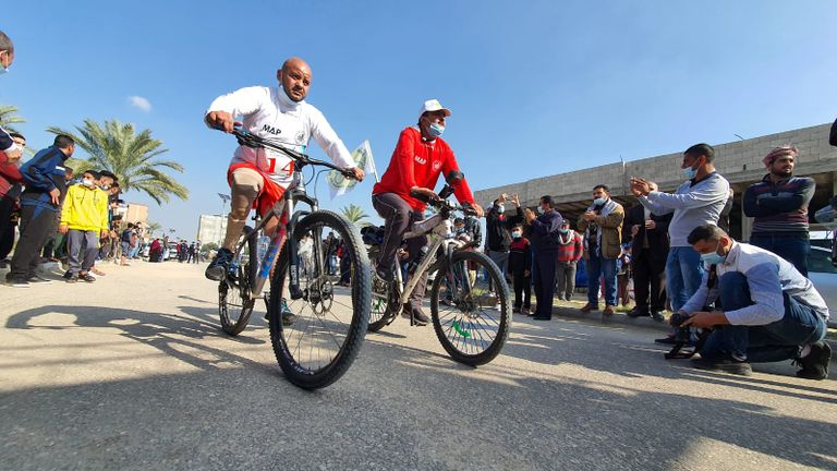 لحظة انطلاق سباق الدراجات لذوي البتر بغزة