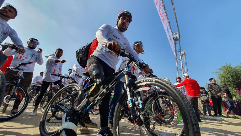 لحظة انطلاق سباق الدراجات لذوي البتر بغزة