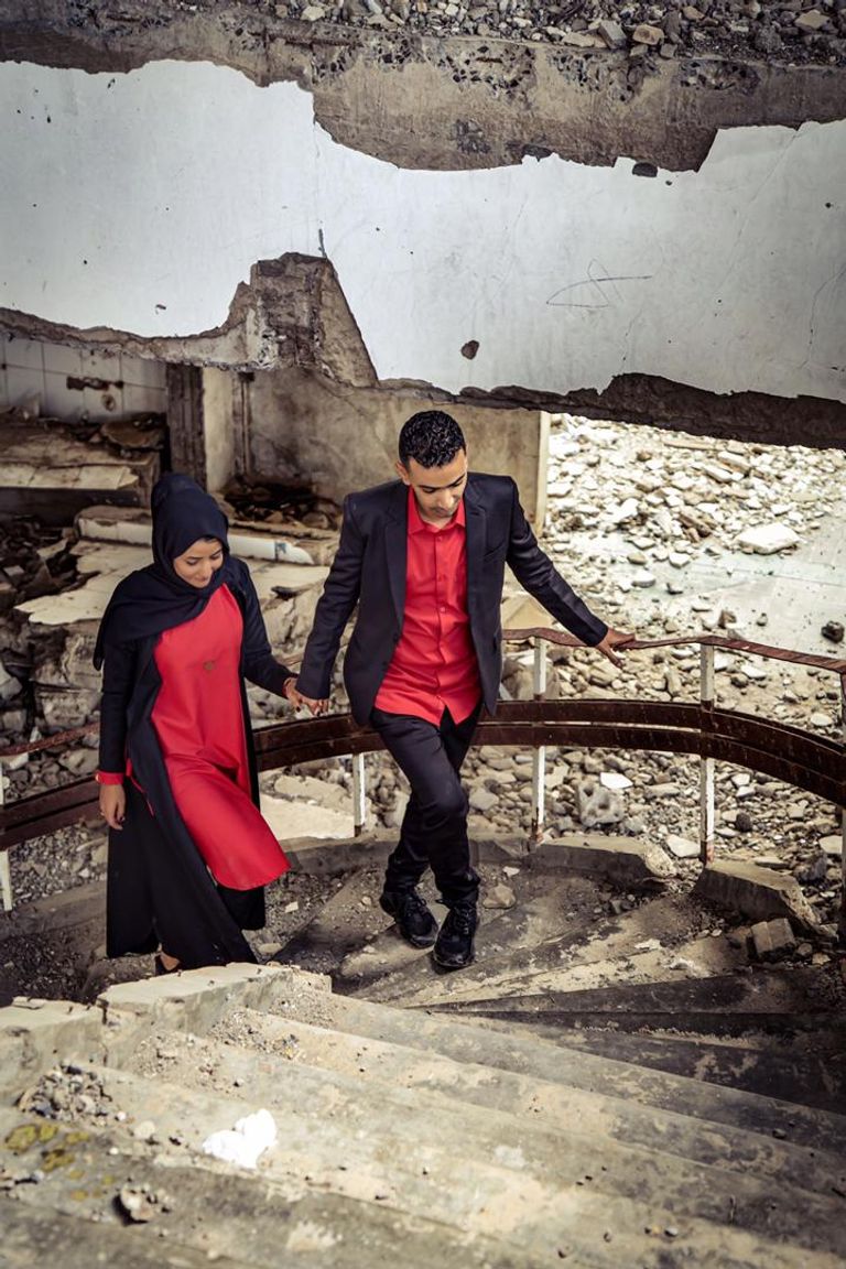 حمزة وهنادي يعلنان عن حبها وسط الأنقاض