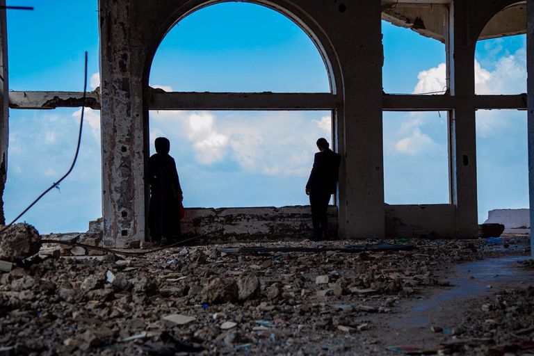 حمزة وهنادي يعلنان عن حبها وسط الأنقاض