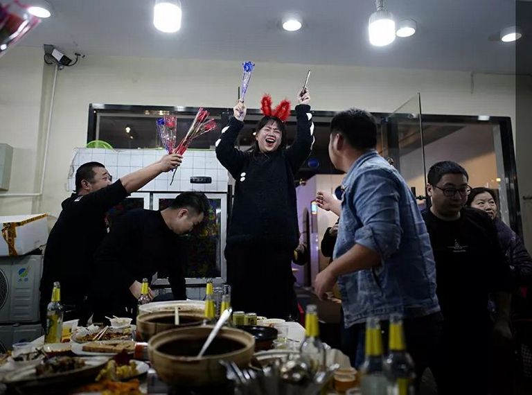 أشخاص يحتفلون بعيد ميلادهم في مطعم في أحد شوارع المدينة، بعد عام تقريبًا من تفشي مرض فيروس كورونا (كوفيد-19) في ووهان، مقاطعة هوبي، الصين 11 ديسمبر 2020 - رويترز شابة صينية بووهان تعدل من مكياجها في المطعم بمناسبة عيد ميلادها - رويترز